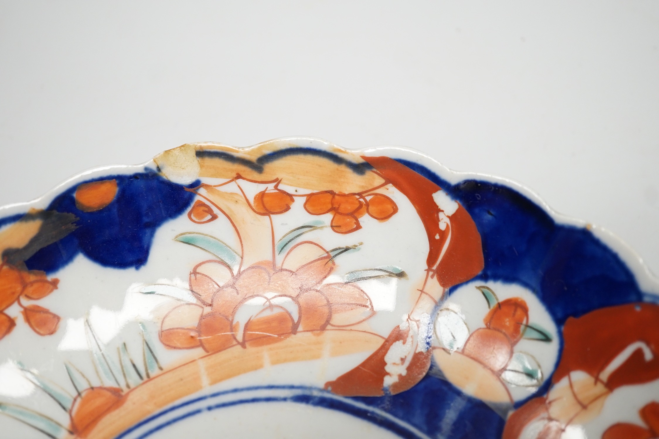 A pair of Japanese Imari dishes. 21cm diameter